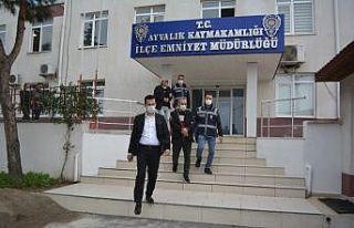 Ayvalık’ta polis sahte altın şebekesini suçüstü...