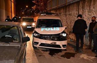 Azılı hırsız, polis aracına çarpınca yakayı...