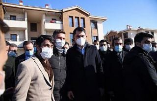 Bakan Kurum, deprem konutlarını inceledi