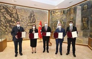 Bakan Selçuk’tan Tahmazoğlu’na teşekkür belgesi