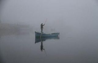 Balıkçılar siste gölde kaybolmamak için teknolojiden...