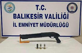 Balıkesir’de polis 12 aranan kişiyi yakaladı
