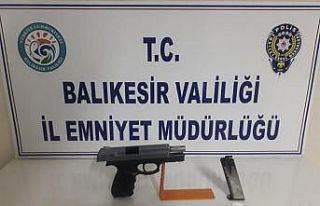 Balıkesir’de polis 5 aranan şahsı yakalarken...