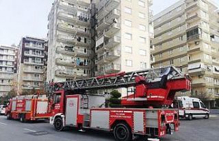 Balkondan atlamak isteyen genç kadın hastaneye kaldırıldı