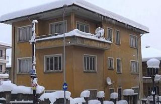 Bartın’da bir metrelik buz sarkıtları oluştu