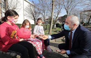 Başkan Büyükgöz’den parkta eğlenen çocuklara...