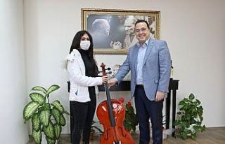 Başkan Dutlulu, genç kızın çello hayalini gerçekleştirdi