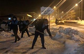 Başkan Ensari eline kürek alıp kar temizledi
