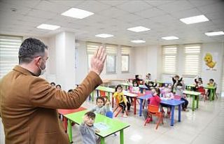 Başkan Ertuğrul Çetin, minik öğrencilerin karne...