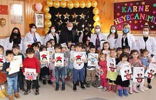 Başkan Sarı minik öğrencilere karne dağıttı