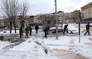 Bayburt ve Erzincan’da belediye ekiplerinden kar...
