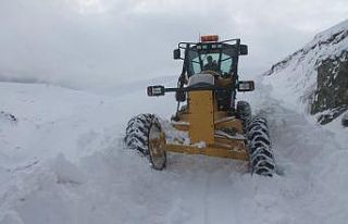 Bayburt’ta kardan kapanan yolar açıldı, mahsur...