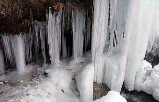 Bayburt’ta Sırakayalar Şelalesi buz tuttu