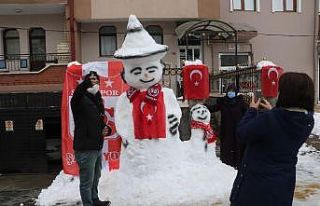 Bayraklarla donatılan kardan adam, ilgi odağı oldu