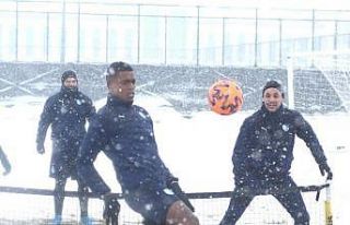 BB Erzurumspor kar altında çalıştı