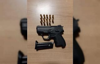 Bekçilerden kaçan şüphelinin üzerinden silah...