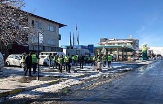 Belediye ekiplerinden karla mücadele