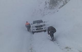 Belediye ekiplerinin karda zor anları