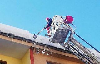 Belediyeden kar kütlesi ve sarkıt uyarısı