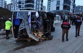 Belediyenin işçi servisi aracı devrildi: 2 ölü,...