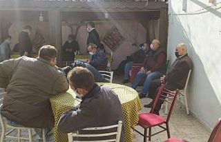 Berberdeki gizli kapıdan girilen lokalde kumar oynayanlara...