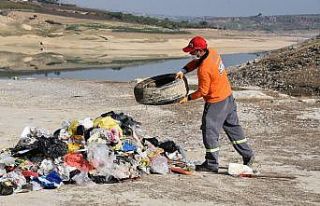 Berdan Barajı’nda sular çekildi, atıklar gün...