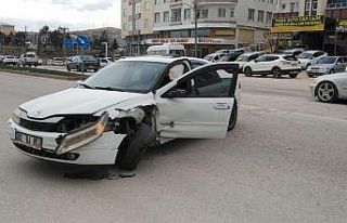 Besni’de iki otomobil çarpıştı