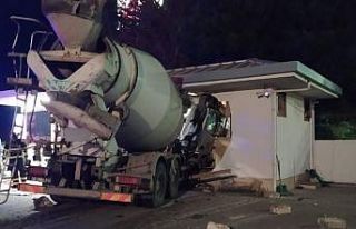 Beton mikseri fabrikanın güvenlik kulübesine çarptı