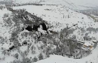 Beyaz gelinliğini giyen Girlevik Şelalesi ziyaretçilerine...