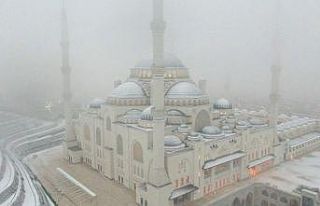 Beyaz örtüye bürünen Çamlıca Camii havadan görüntülendi