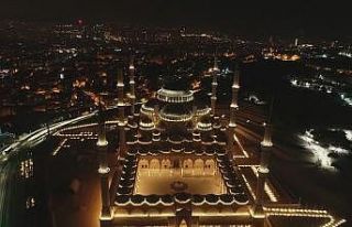Beyaz örtüye bürünen Çamlıca Camii hayran bıraktı
