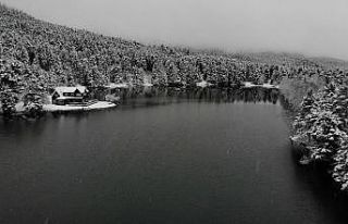 Beyaz örtüyle kaplanan Gölcük Tabiat Parkı havadan...