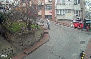 Beyoğlu’nda frenleri tutmayan kamyonet binaya çarptı