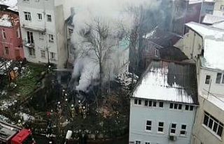 Beyoğlu’nda metruk ahşap ev yangında küle döndü
