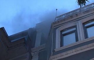 Beyoğlu’nda otel yangınında 2 kişi içeride...