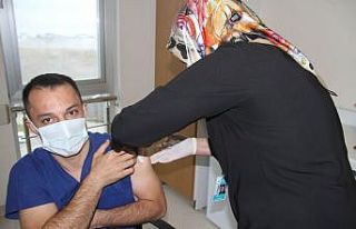 Beyşehir’de sağlık çalışanlarına ilk korona...