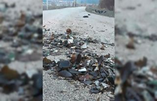 Bir çuval kırık alkol şişesini yolun ortasına...