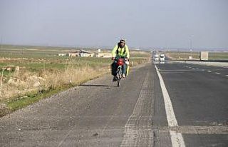 Bisikleti ile 1 yıldır yollarda olan İspanyol gezgin...