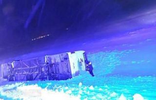 Bitlis-Tatvan karayolunda yolcu otobüsü devrildi:...