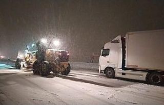 Bitlis’te tipi ve fırtına araçların yolda kalmasına...