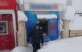 Bitlis’te vatandaşların ATM’de para çekme çilesi