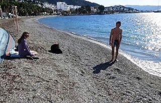 Bodrum’da kısıtlamaya rağmen denize girdiler,...