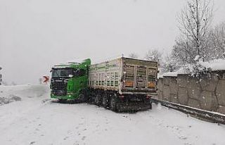Bolu Dağı’nda makaslayan tır yolu trafiğe kapattı