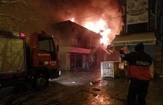 Bolvadin’de çıkan yangında 10 iş yeri alevlere...