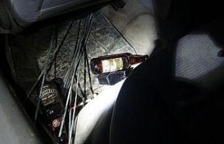 Boş sokakta trafiğe kapalı alana daldı , 3 ağacı...