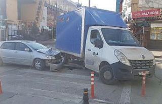 Boş yolda kamyonet ile otomobil çarpıştı
