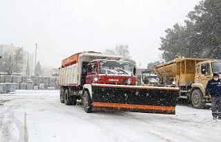 Burdur Belediyesi küreme ve tuzlama çalışmalarına...