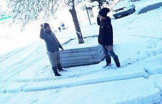 Burhaniye’de kar yağışı etkili oldu