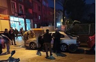 Bursa’da alev alan otomobili mahalle sakinleri söndürdü