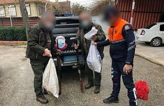Bursa’da gölde kaçak avcılık yapan iki kişi...
